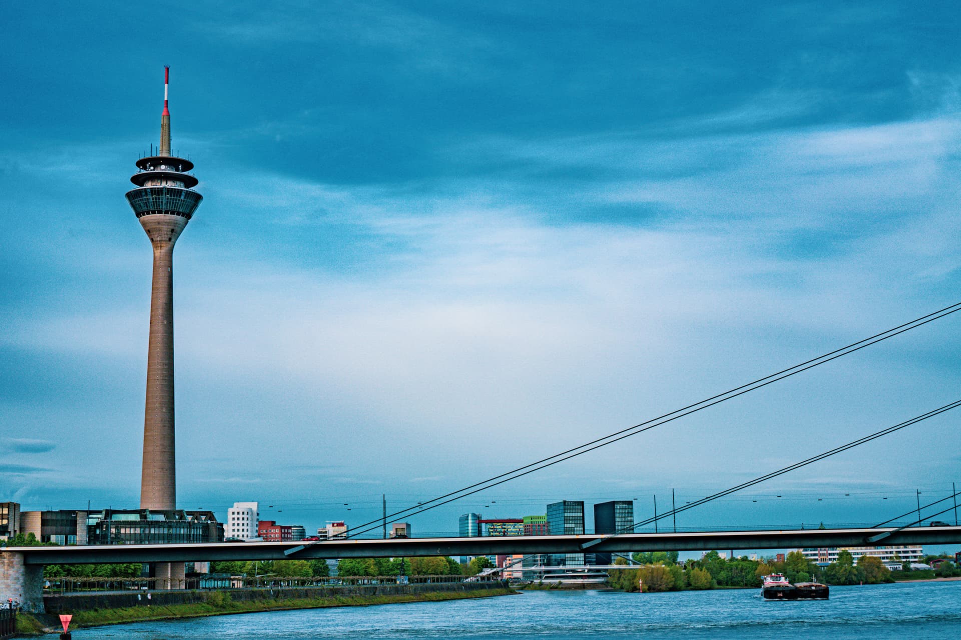 Düsseldorf Rheinturm und Medienhafen