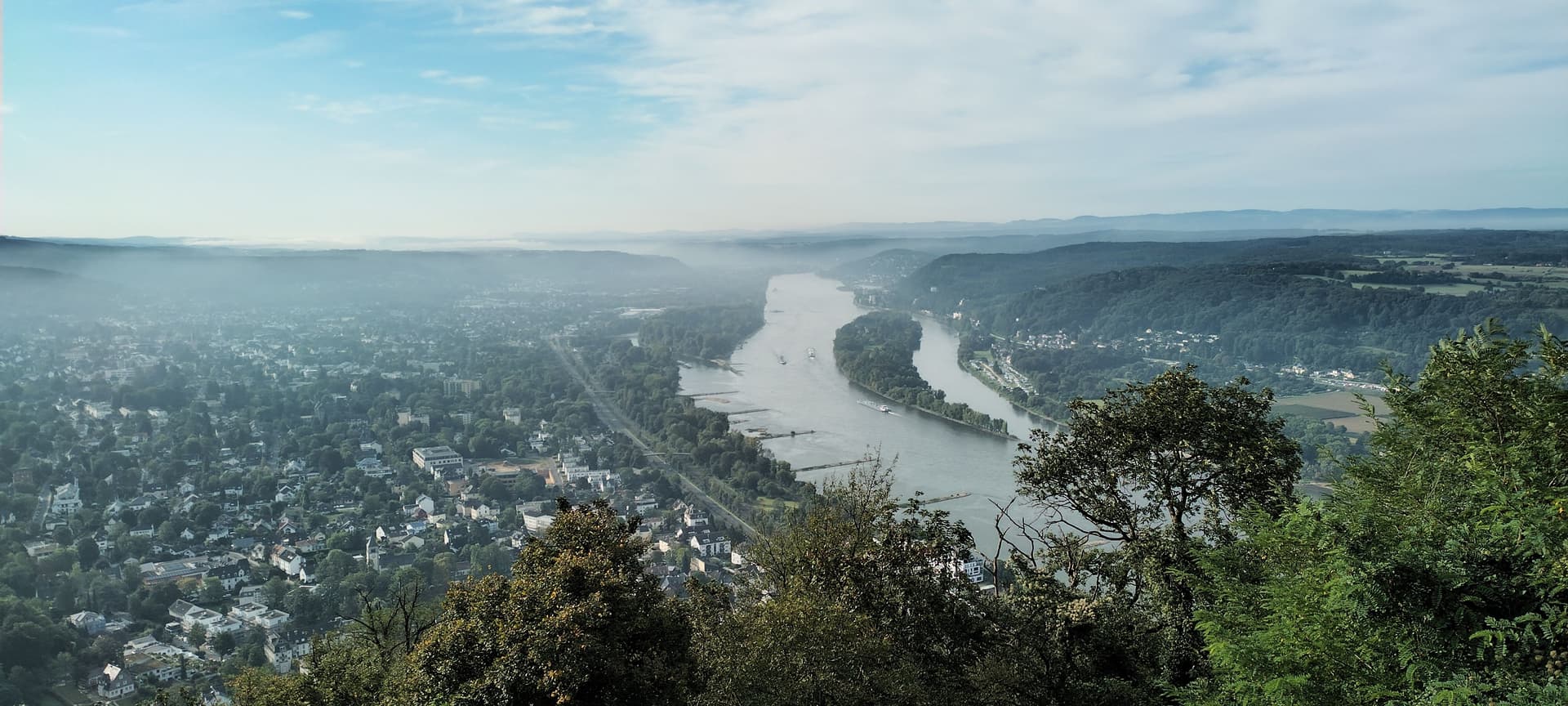 Bonn Rheinufer und Stadtansicht