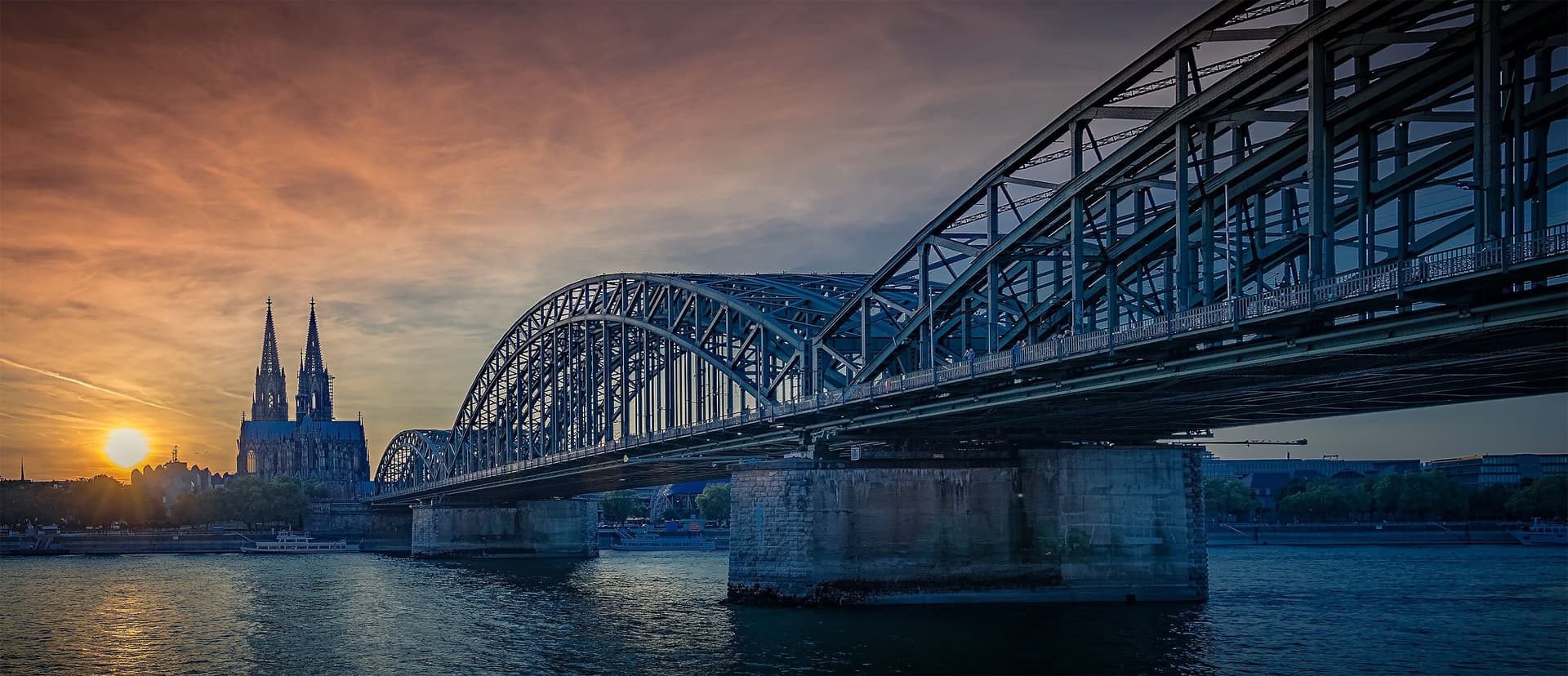 Kölner Dom und Hohenzollernbrücke am Rhein